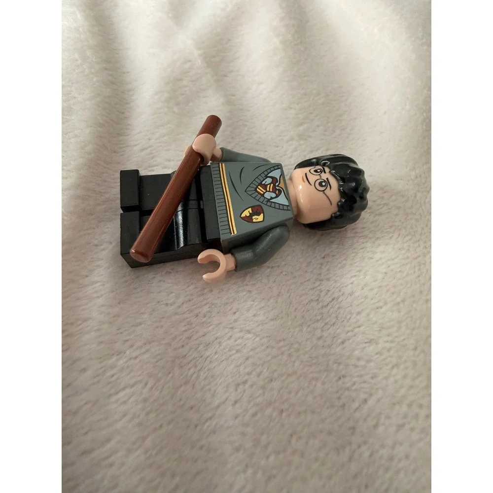 LEGO Harry Potter Minifigure Gryffindor Uniform with Wand Accessory